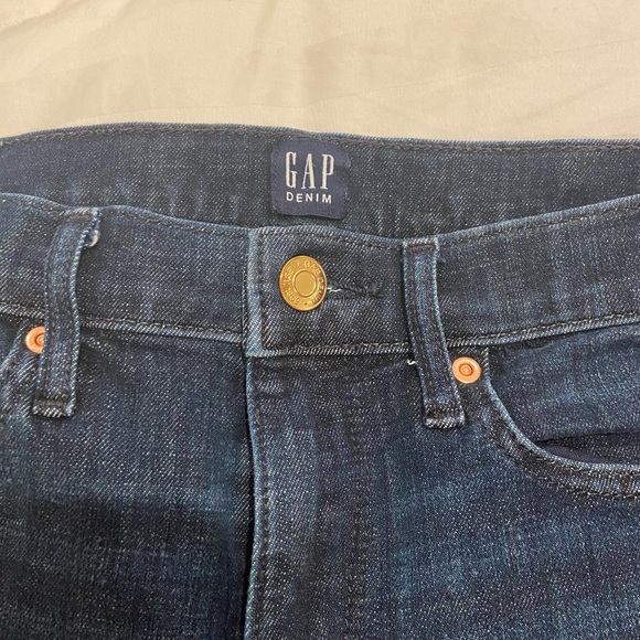 GAP true skinny jeans. Like new. Worn twice. - Picture 3 of 3